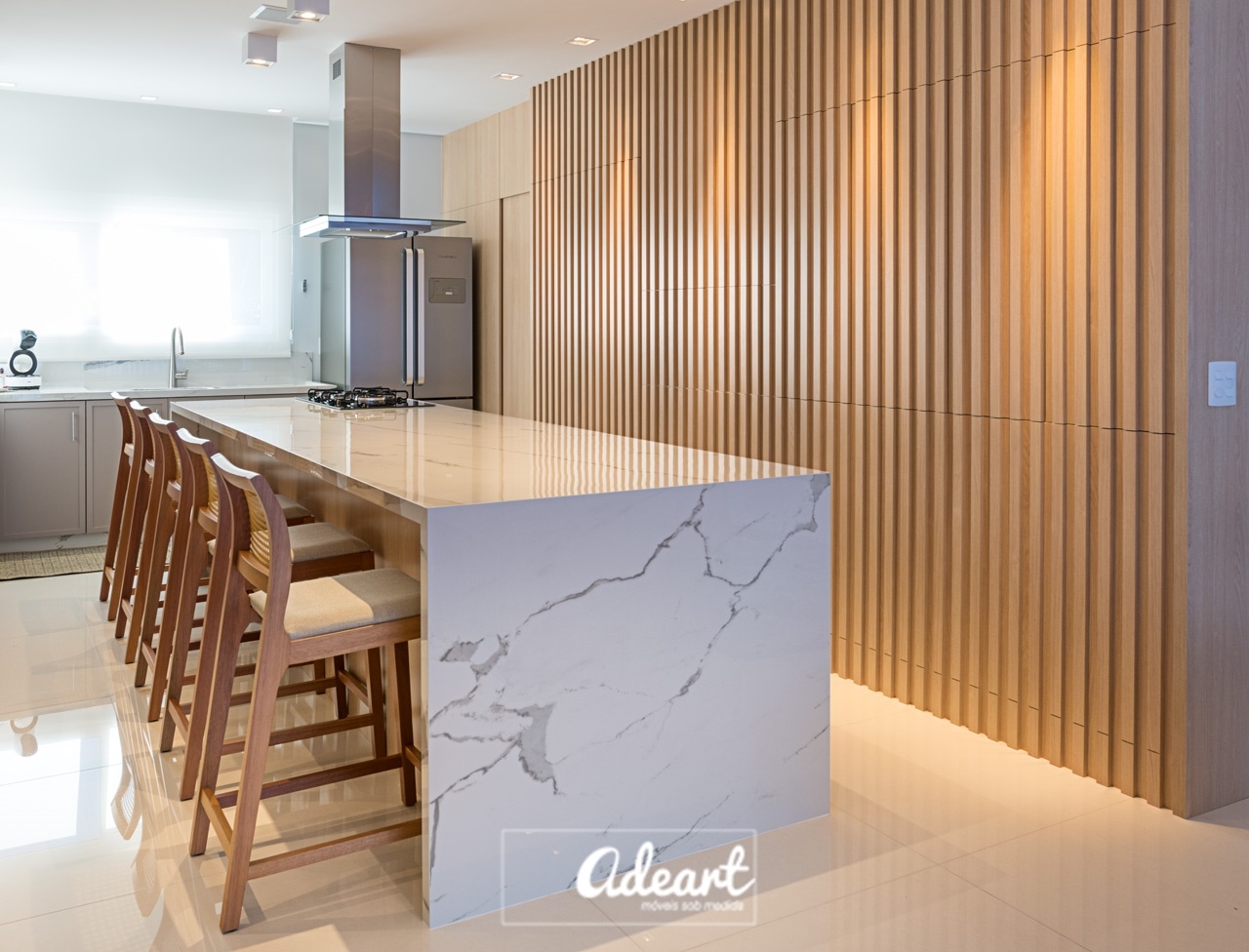 Ilha da Cozinha e painel ripado
